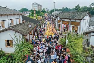 爽！索博斯洛伊赛后在看台上和球迷共饮白兰地，带头唱歌